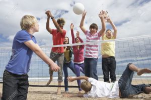 10355500-Les-adolescents-qui-jouent-au-volley-ball-Banque-d'images